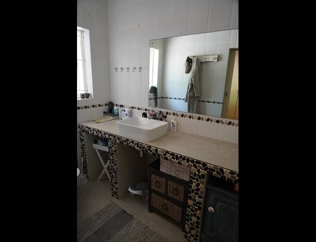 3 BEDROOM FREESTANDING TO LET IN HELDERVUE